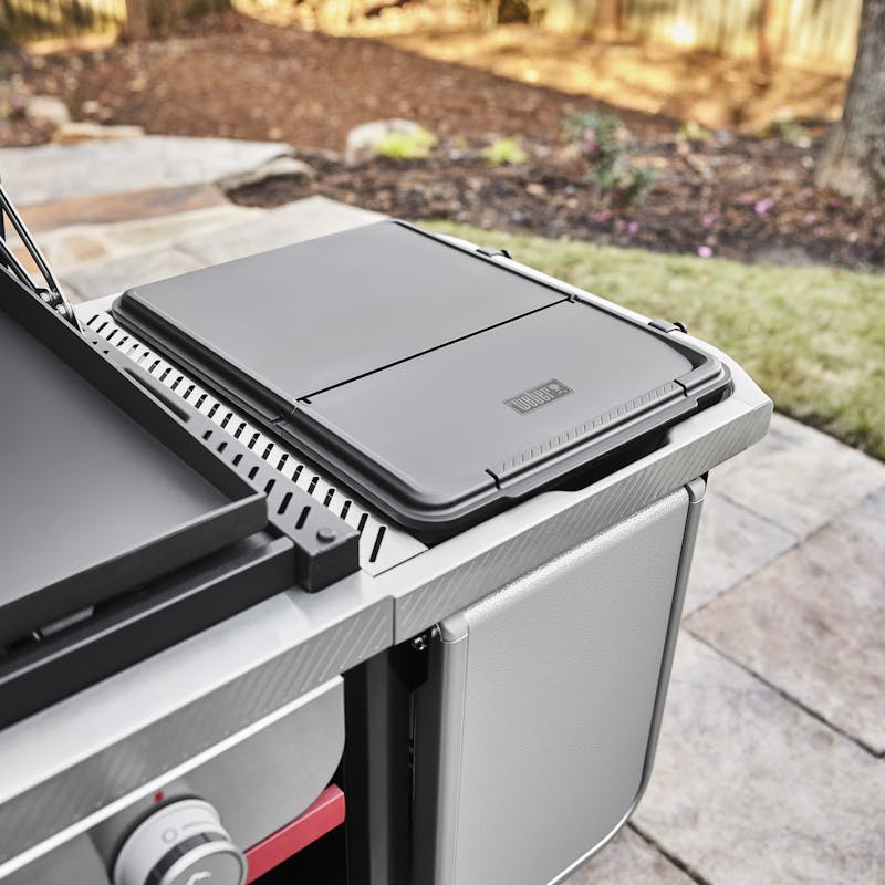 Weber Works Outdoor-Aufbewahrungsbox auf einem Weber SLATE Grill im Garten