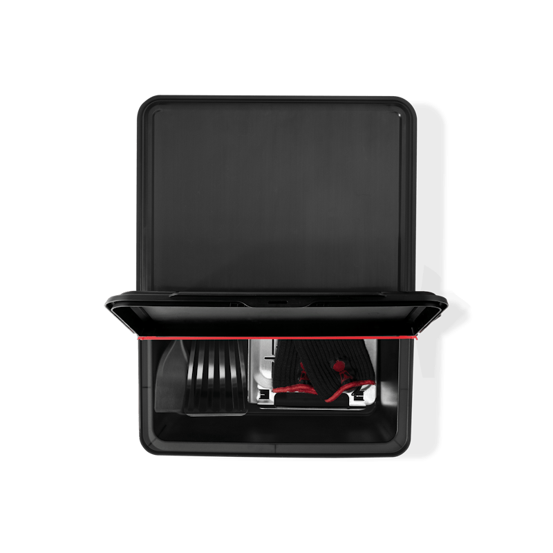 Schwarze Weber Works Outdoor-Aufbewahrungsbox mit geöffnetem Deckel und Grillutensilien