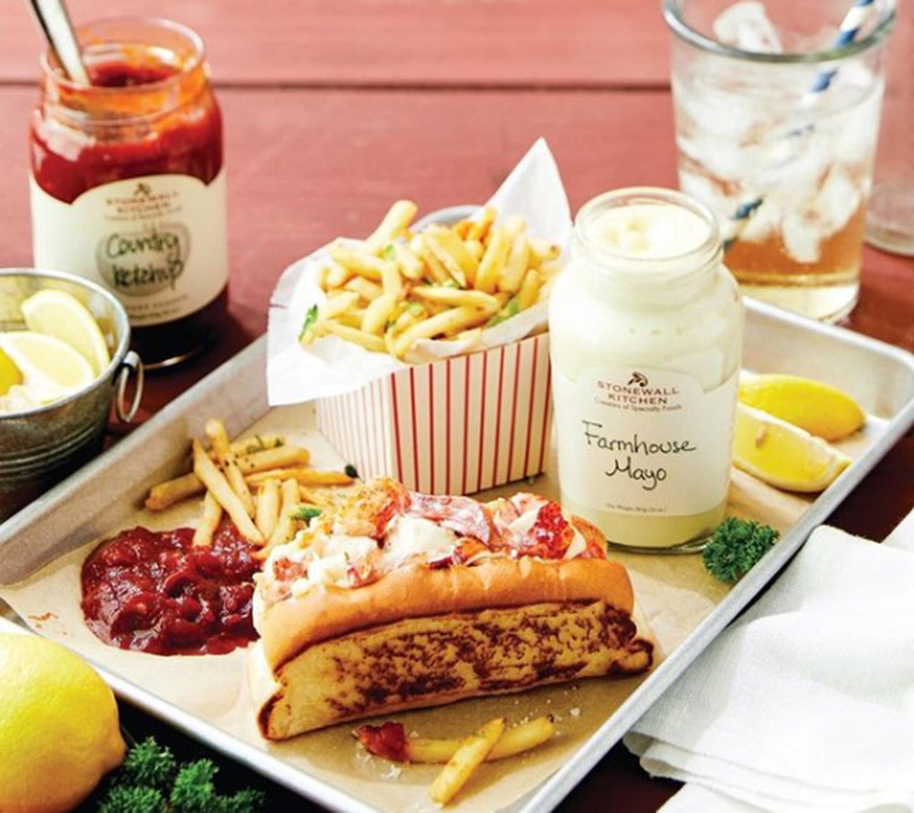Appetitliche Mahlzeit mit Stonewall Kitchen Ketchup und Mayo auf Holztisch