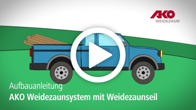 Blauer Pickup-Truck transportiert Weidezaunmaterial auf grüner Wiese