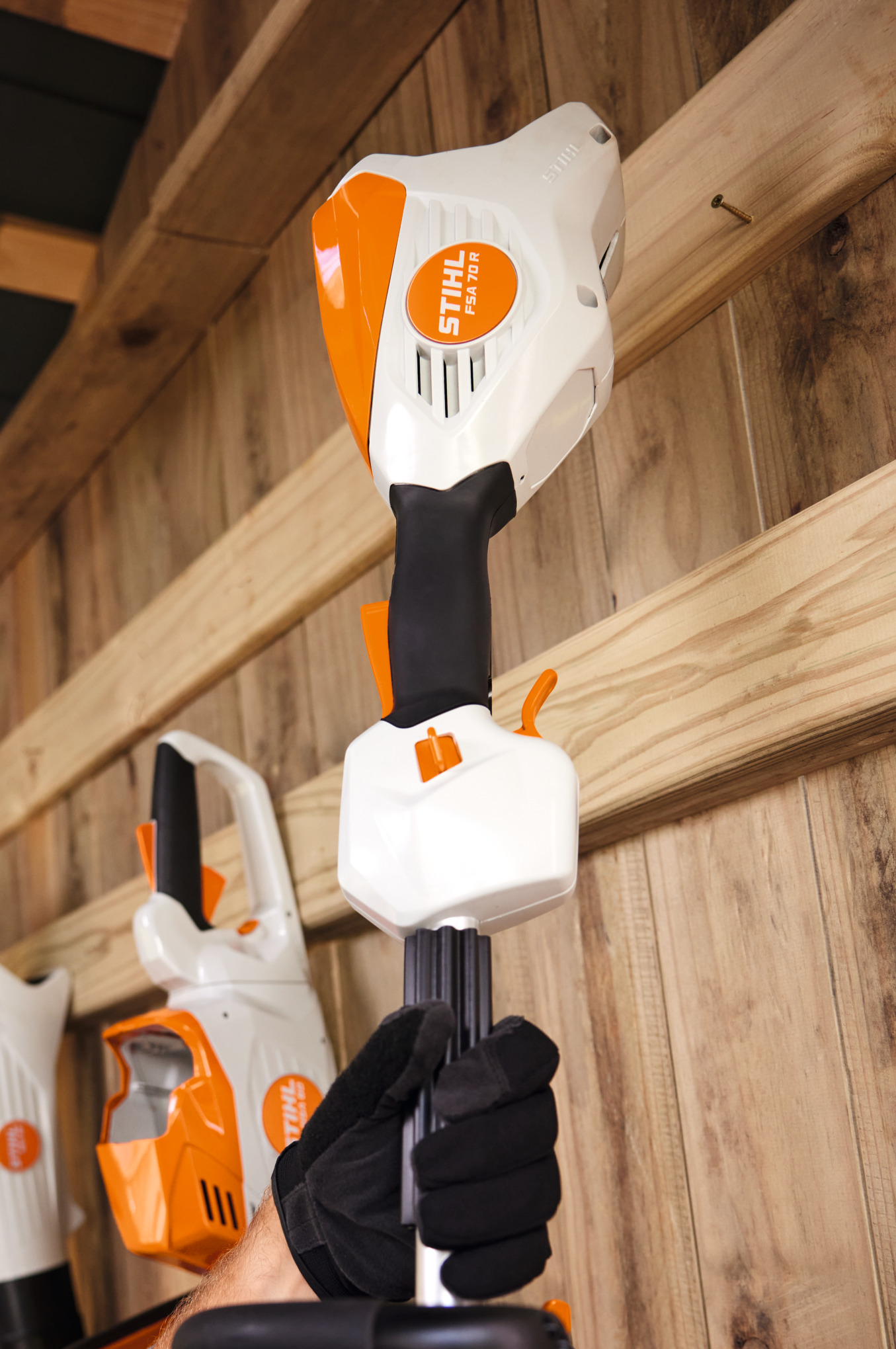 STIHL FSA 70 R Akku-Motorsense in einer Werkstatt mit weiteren Gartengeräten
