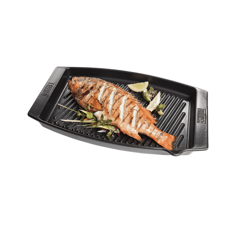 Weber BBQ Keramik-Grillpfanne mit gegrilltem Fisch und Zitronenscheiben