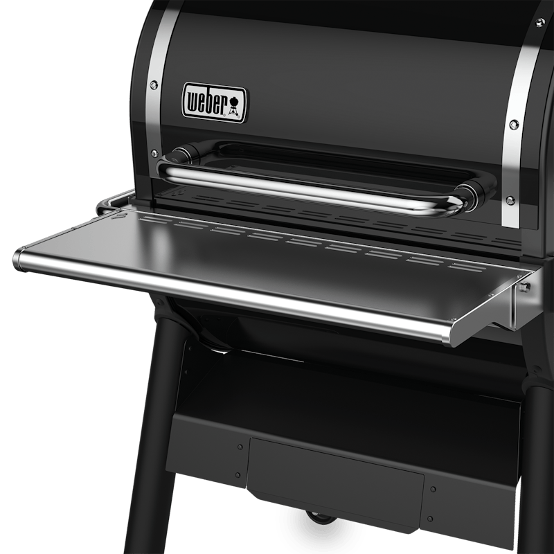 Weber SmokeFire EX4 Fronttisch an einem Holzpelletgrill montiert
