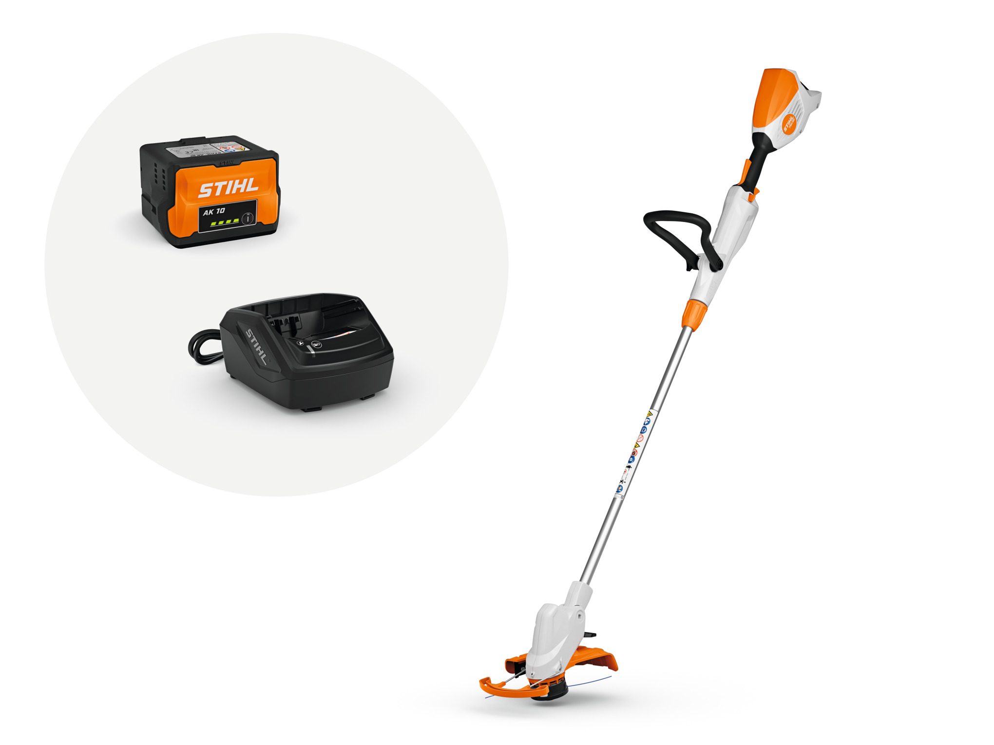 STIHL FSA 50 Akku-Motorsense mit AK 10 Akku und AL 101 Ladegerät auf weißem Hintergrund