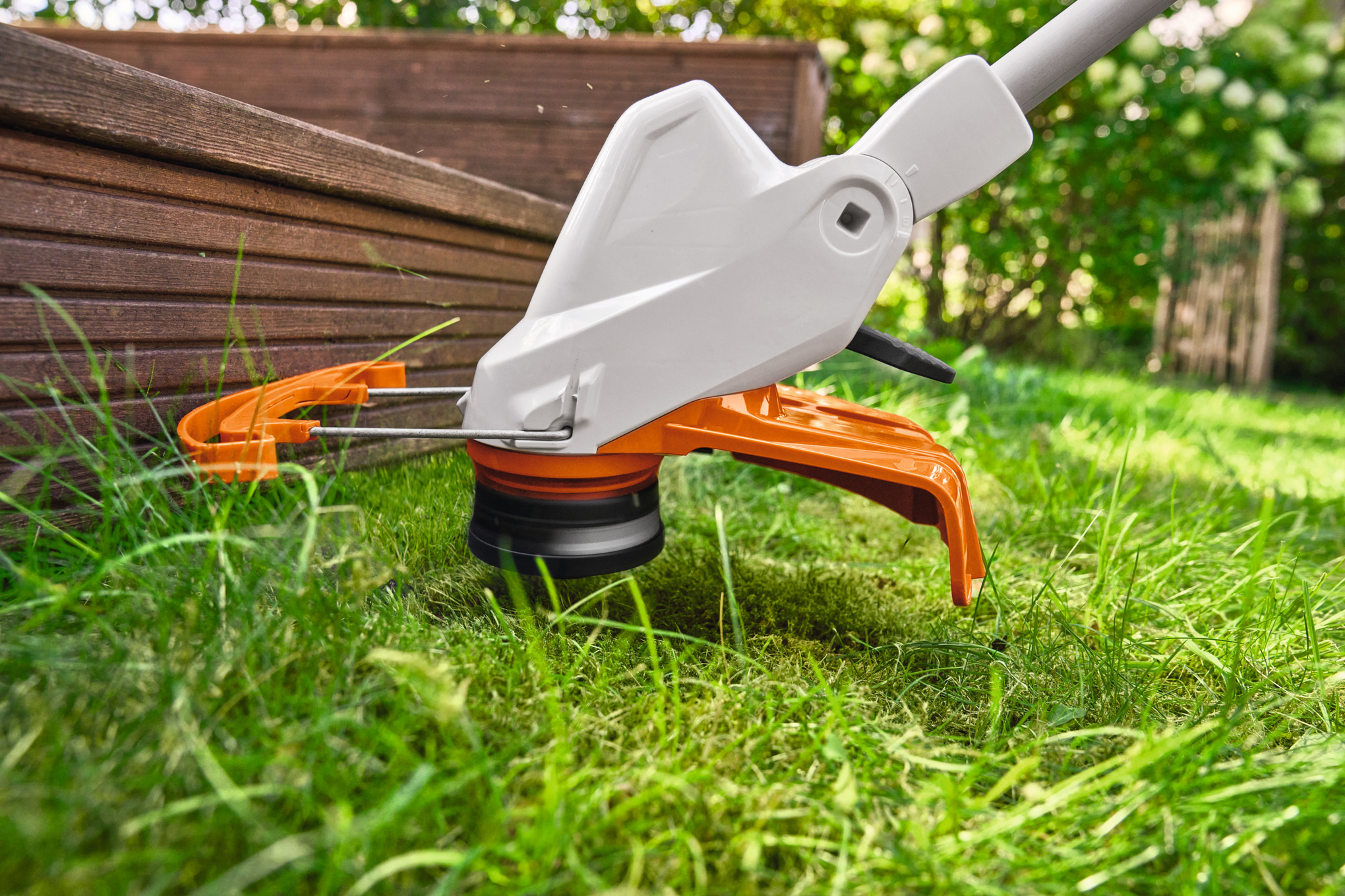 STIHL FSA 50 Akku-Motorsense im Einsatz auf grünem Rasen