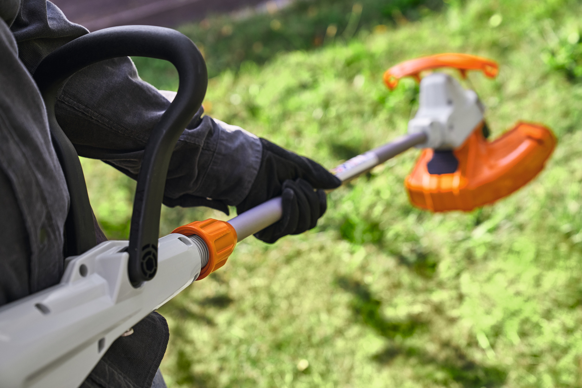 Person verwendet STIHL Akku-Motorsense FSA 50 im Garten