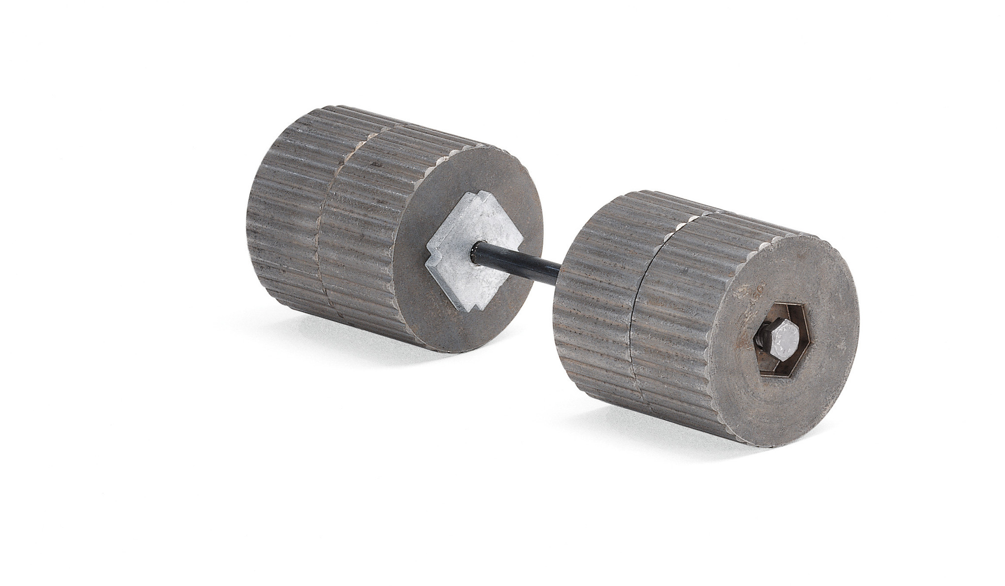 Zwei STIHL Zusatzgewichte für Bodenbearbeitung mit zentraler Bohrung und Verbindung durch Metallstab
