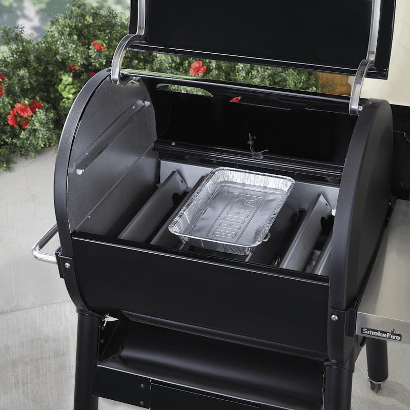 Weber SmokeFire Grill mit Wet-Smoke-Kit auf einer Terrasse