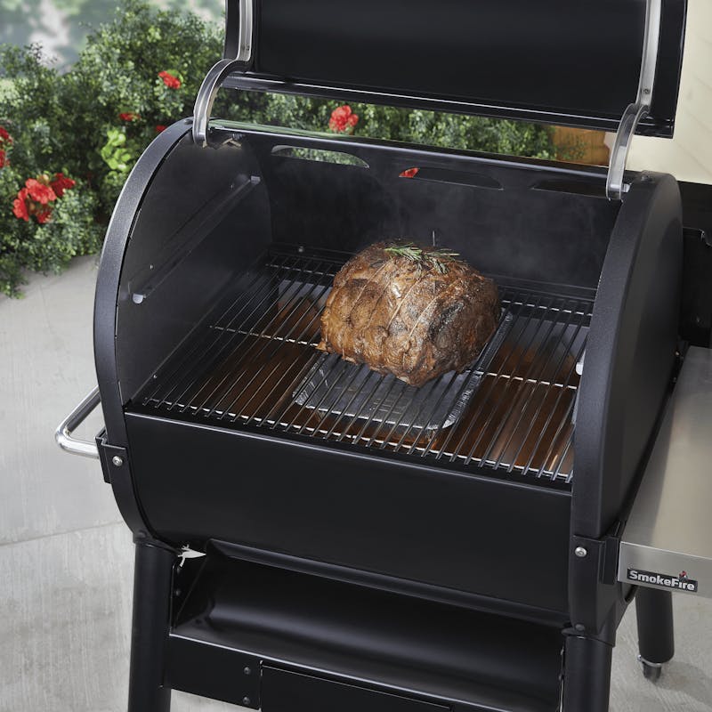 Weber SmokeFire Grill mit Fleisch und Wet-Smoke-Kit auf Terrasse