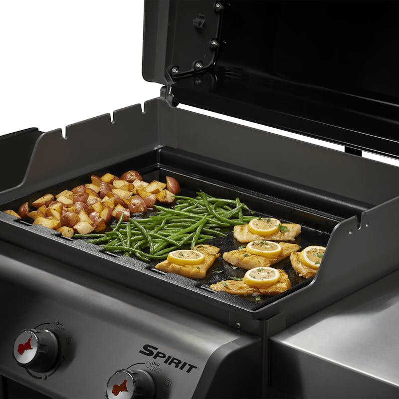 Weber Full Size Grillplatte auf Spirit 300 Gasgrill mit Kartoffeln, grünen Bohnen und Hähnchen