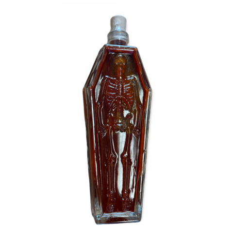 Sargförmige Flasche der Black Death Sauce mit Skelett-Relief und dunkelroter Füllung