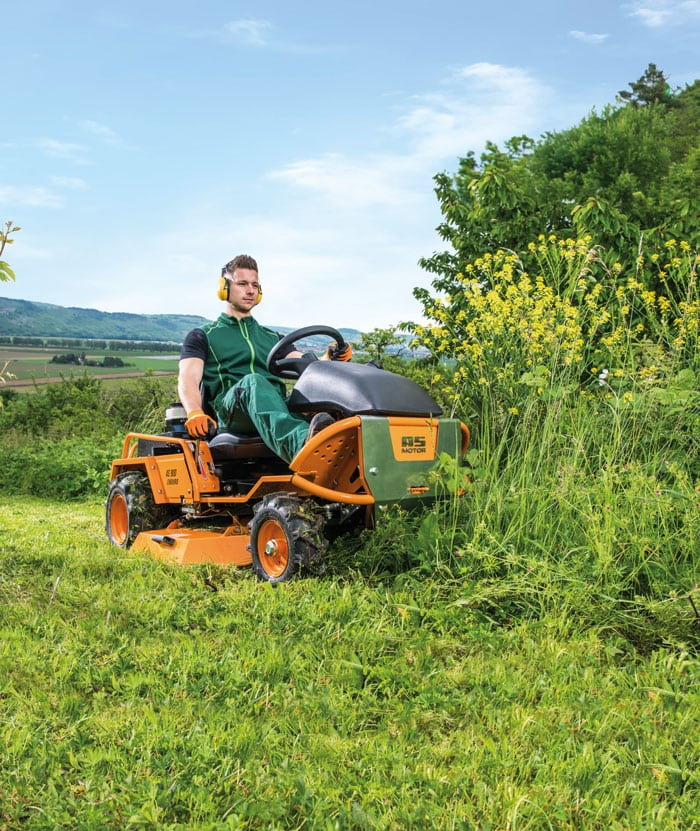 Mann bedient AS 900 Enduro Aufsitzmäher in natürlicher Umgebung
