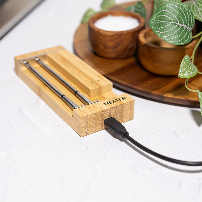 Smartes Fleischthermometer MEATER Pro Duo in Holzbox auf Küchenarbeitsplatte