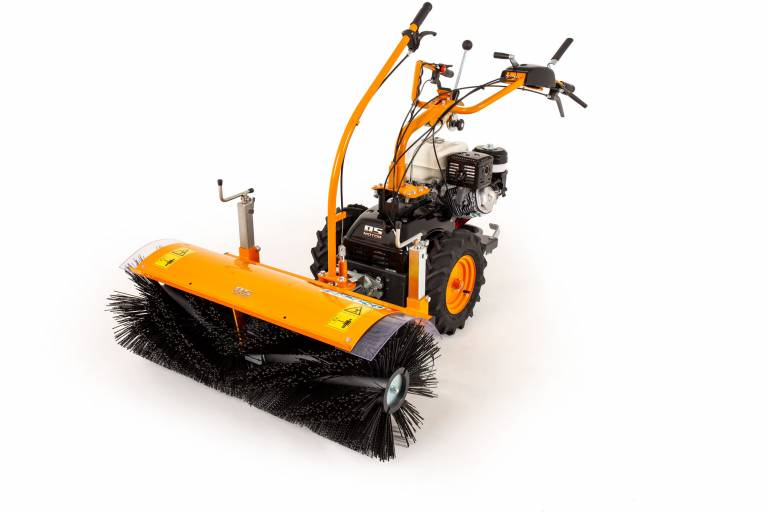 AS 600 MultiPro mit Kehrbürste und Honda Motor auf weißem Hintergrund