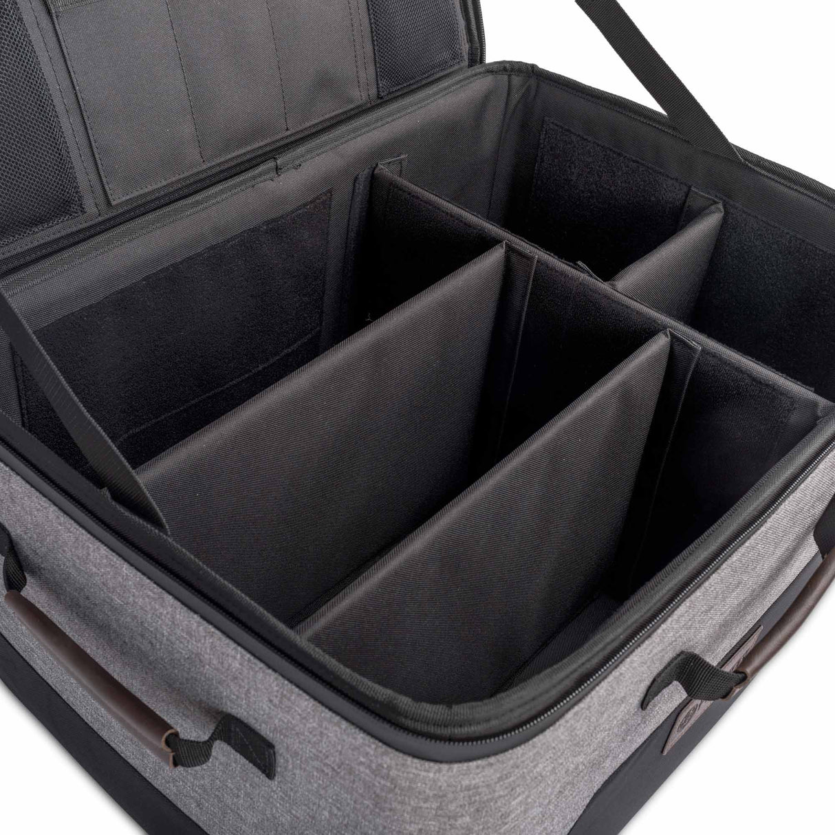 Innenansicht der geöffneten Petromax Catago Box 50 mit flexiblen Trennwänden und Tragegriffen