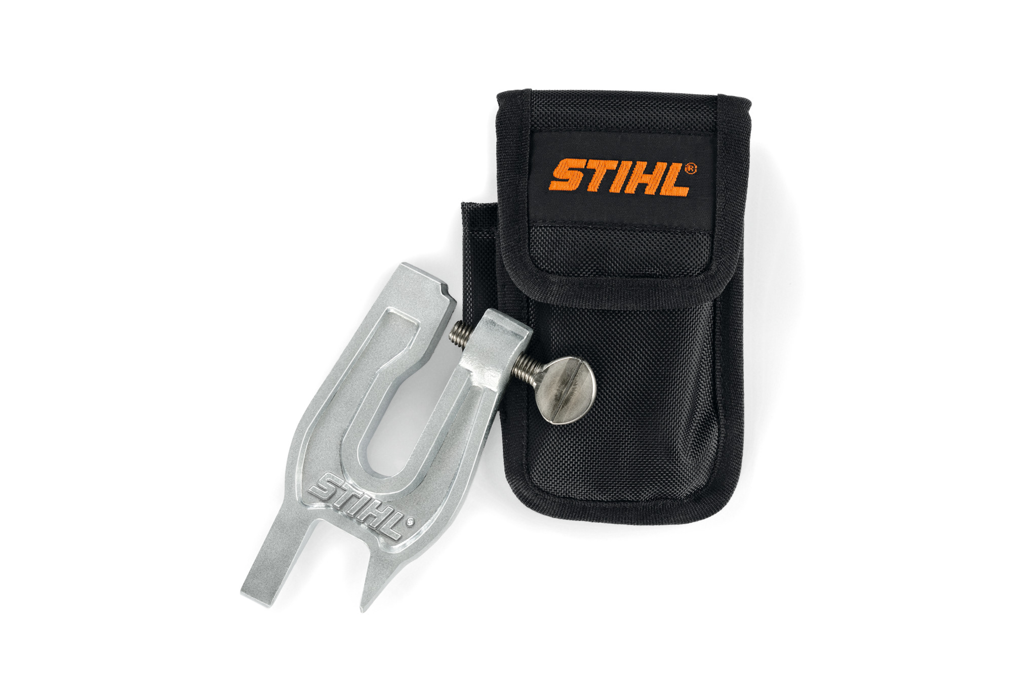 STIHL Feilbock S 260 neben Gürteltasche auf weißem Hintergrund