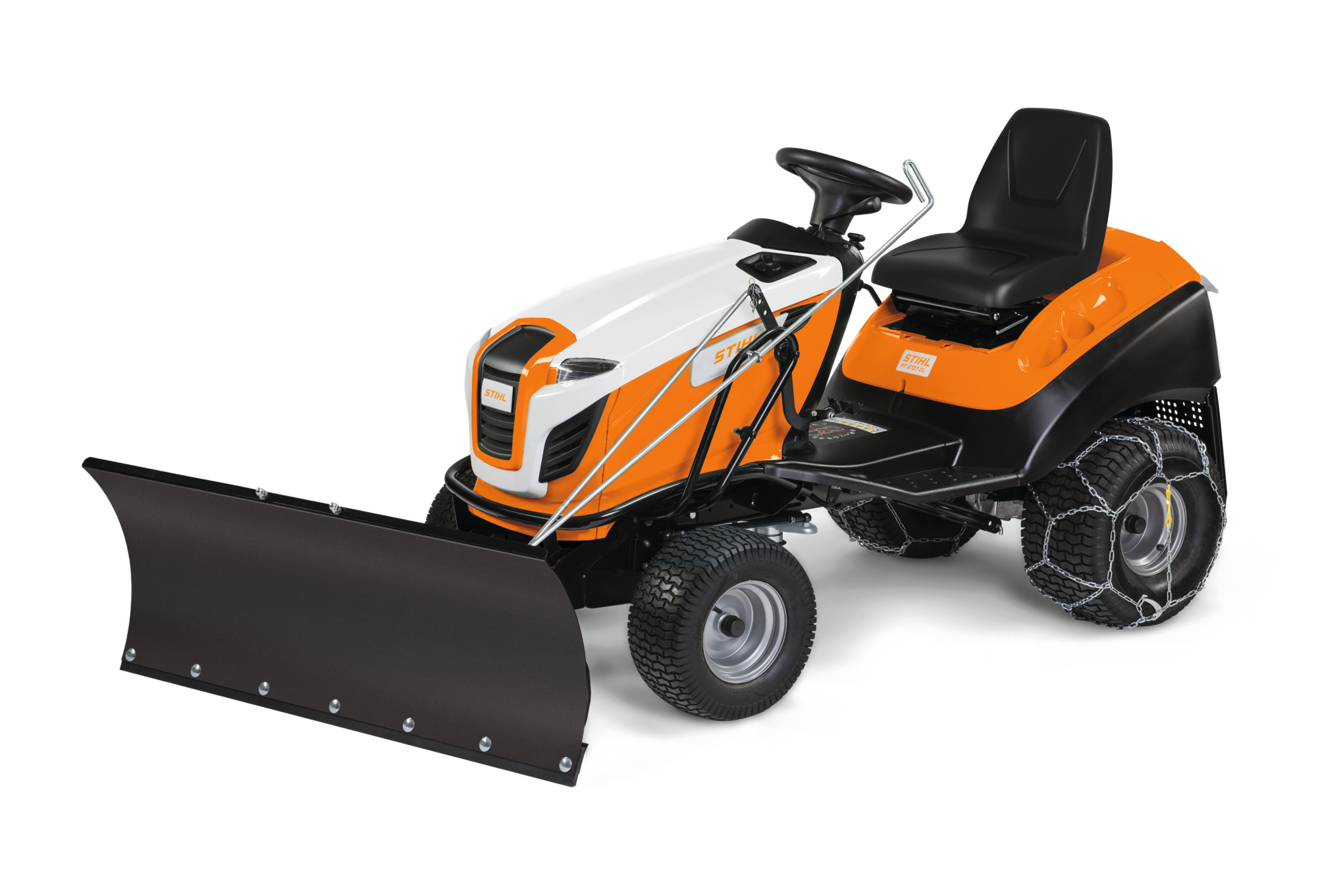 STIHL Aufsitzmäher mit ASP 125 Schneeräumschild und Schneeketten auf den Reifen