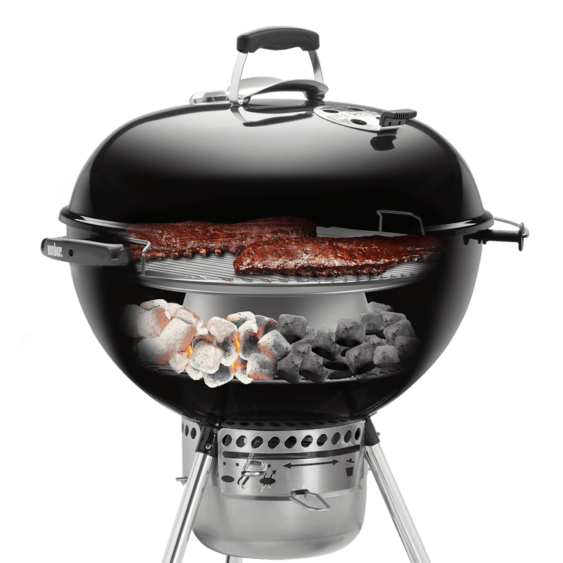 Weber Holzkohle-Kugelgrill mit Fleisch auf Rost und glühenden Kohlen