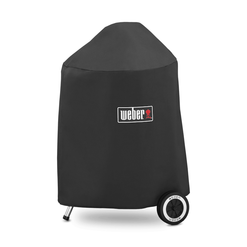 Weber Premium Abdeckhaube auf einem 47 cm BBQ Grill mit sichtbaren Rädern