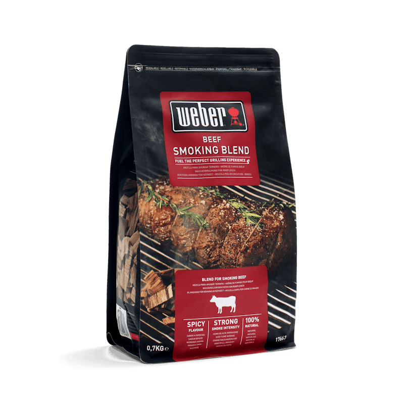 Packung Weber Räucherchips Beef 700g mit Beschreibung und Bild von gegrilltem Fleisch