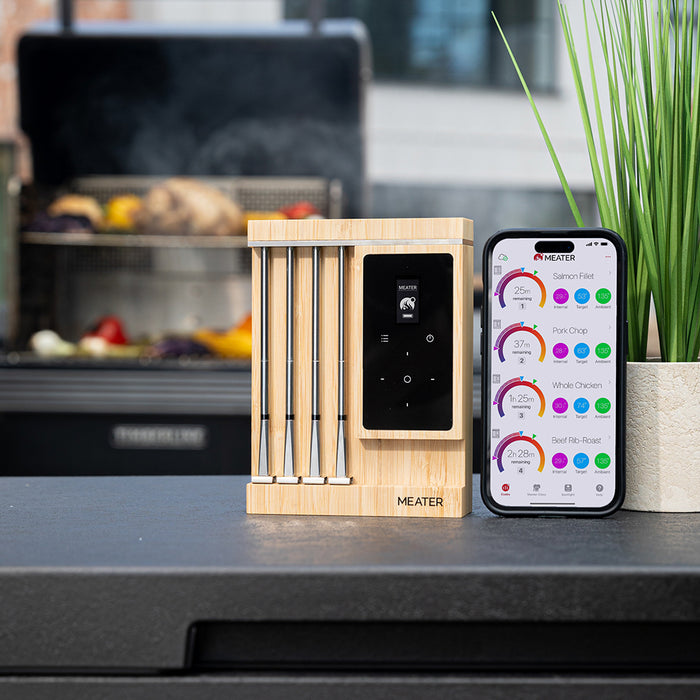 MEATER Pro XL Thermometer und Smartphone mit App auf Außenküche