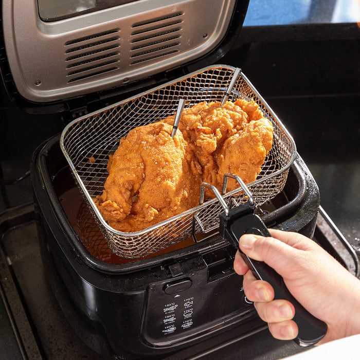 Person verwendet MEATER Pro XL Thermometer in elektrischer Fritteuse mit Hähnchen