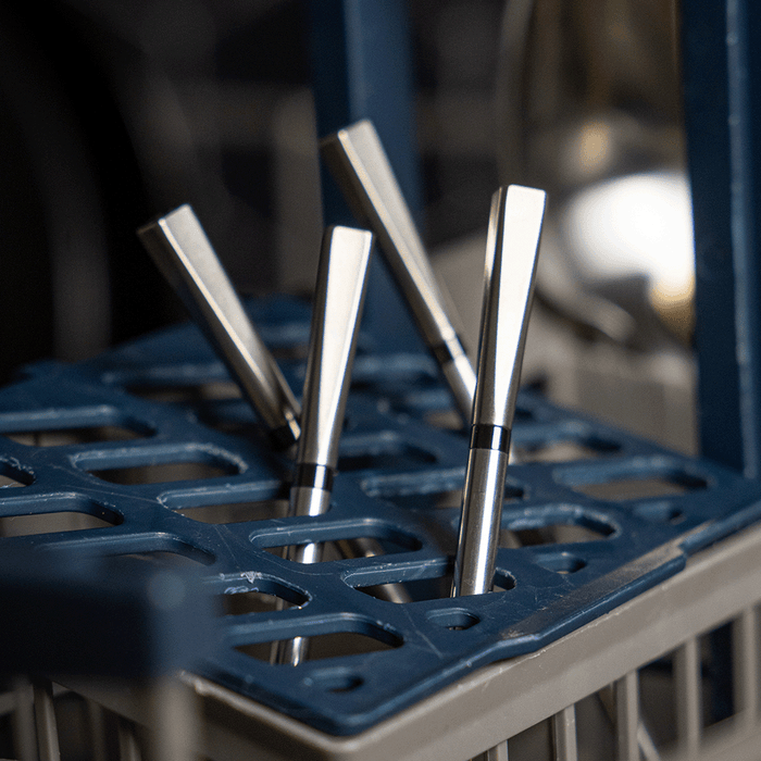 Vier MEATER Pro XL Garsonden in blauem Halter, industrielle Küchenumgebung
