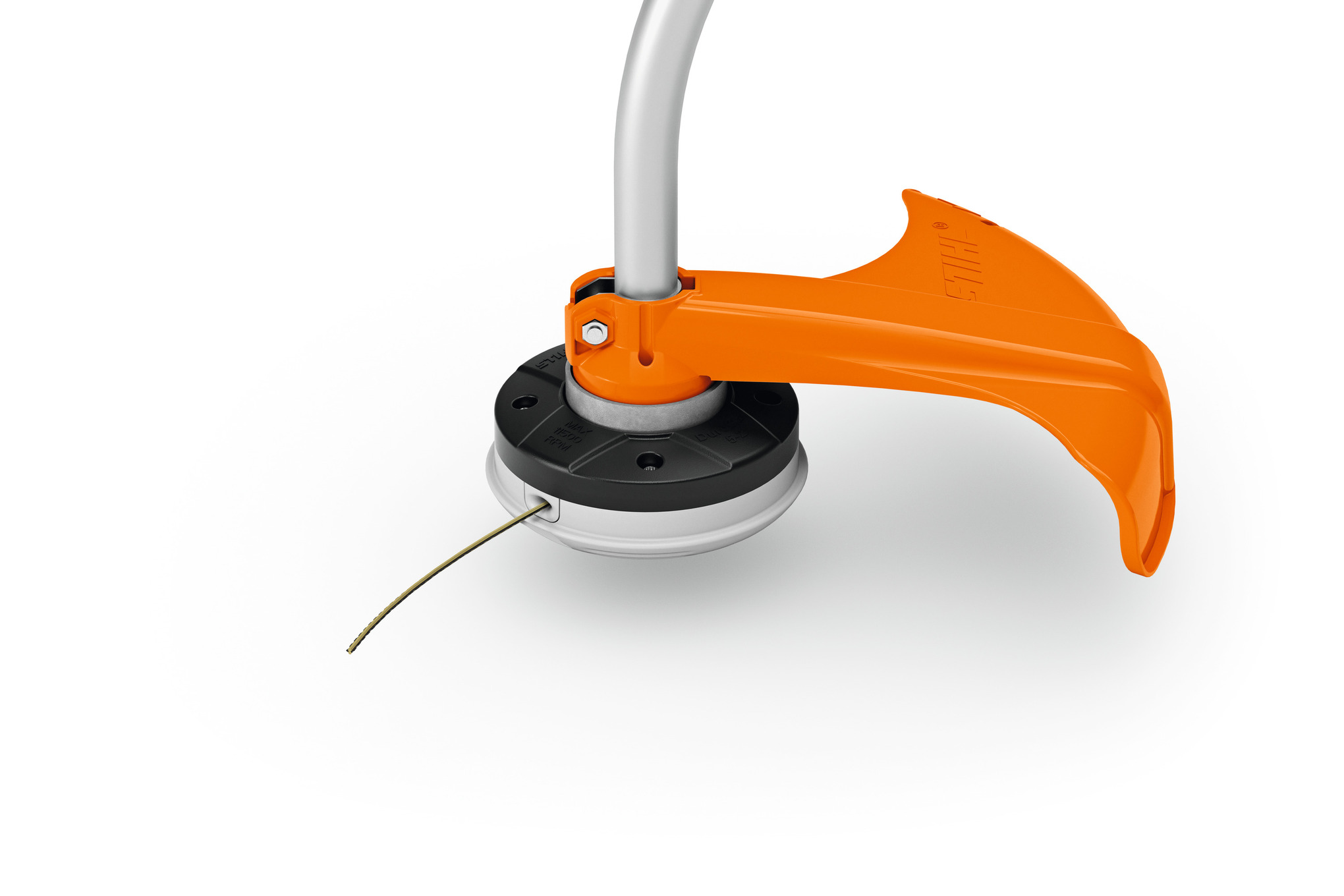 STIHL DuroCut 5-2 Mähkopf an Motorsensenstiel auf weißem Hintergrund