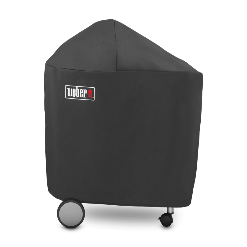 Weber Abdeckhaube Premium über einem Performer GBS Grill mit sichtbarem Weber-Logo