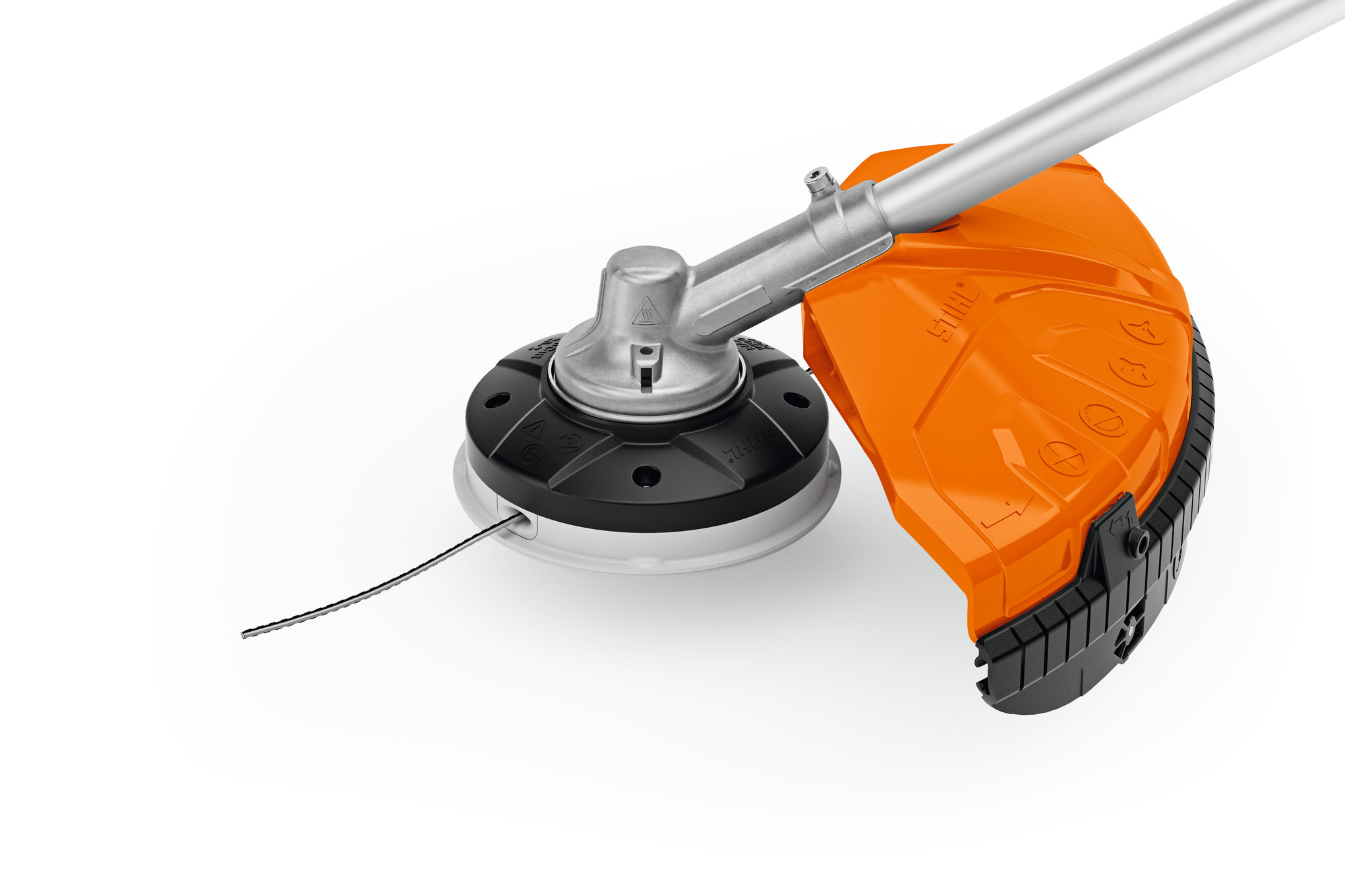 STIHL DuroCut 20-2 Mähkopf an einem orangefarbenen Freischneider auf weißem Hintergrund