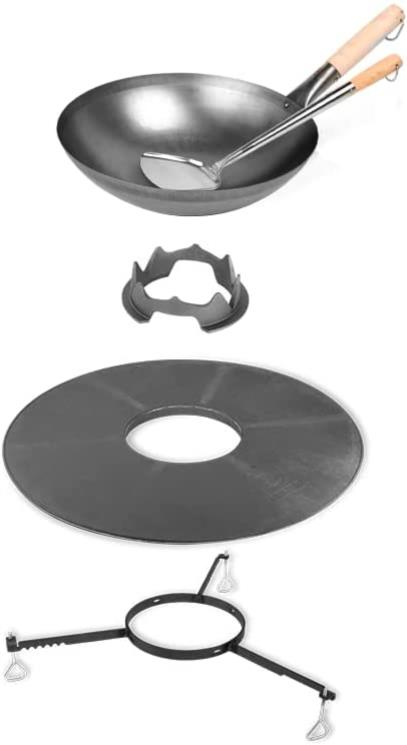 Moesta BBQ-Disk Feuerplatte Set mit Wok, Wok-Krone und Löffel auf neutralem Hintergrund