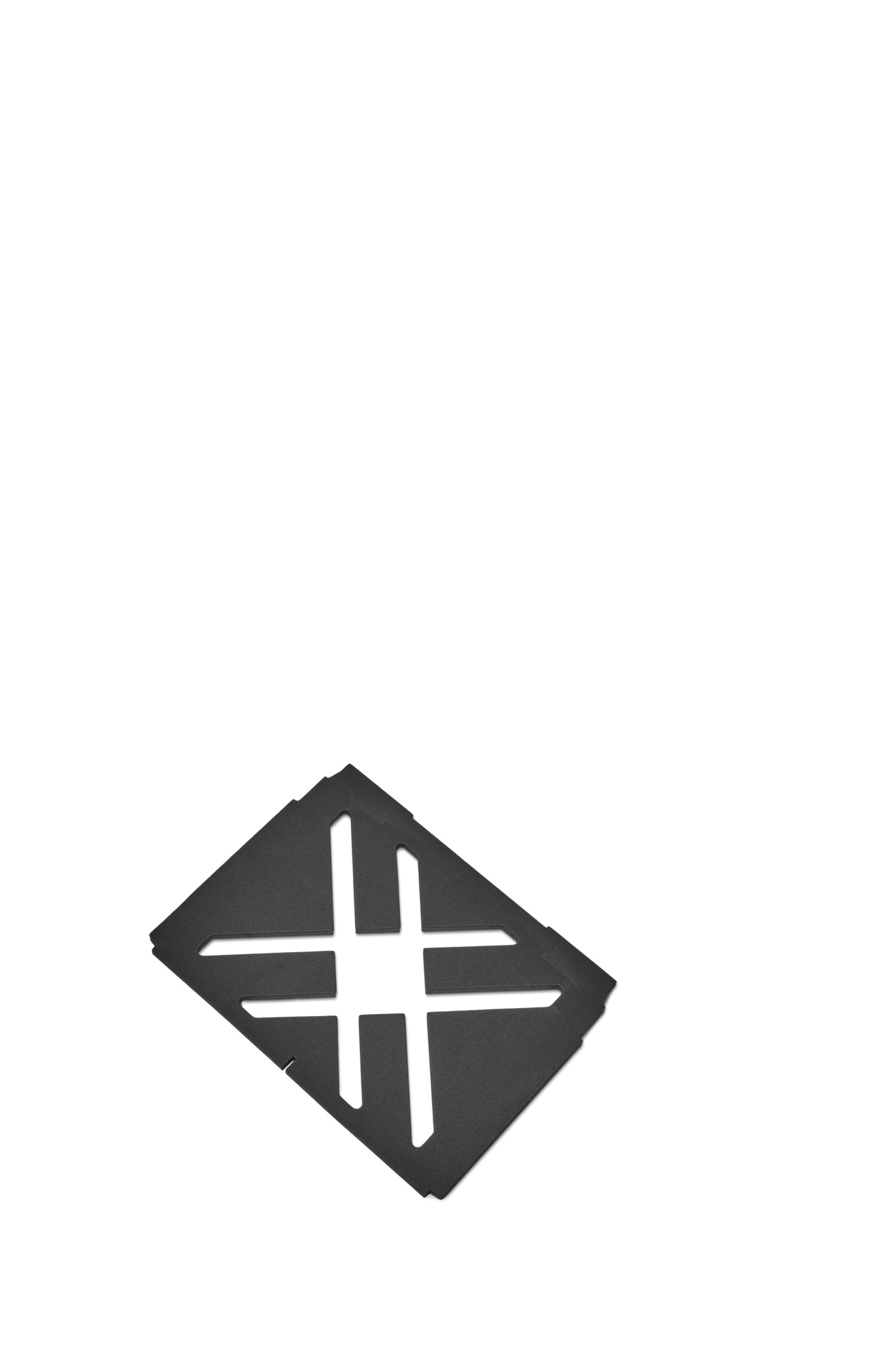 Schwarze Schaumstoffeinlage mit weißen Kreuz und Aussparungen auf weißem Hintergrund