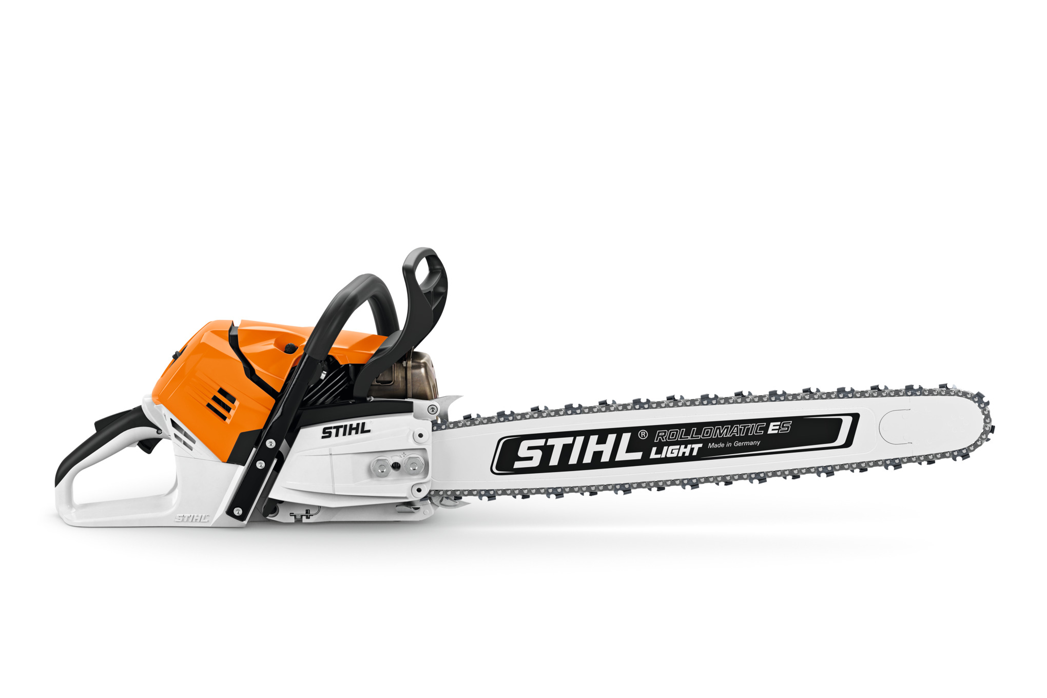 STIHL MS 500i Benzin-Kettensäge mit orangefarbenem Motor und weißem Gehäuse auf weißem Hintergrund