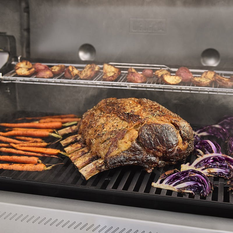 Weber GENESIS SP-335W GBS Gasgrill mit verschiedenen gegrillten Lebensmitteln