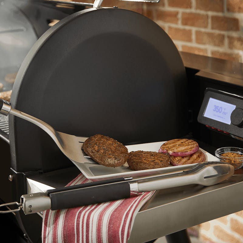 Weber Premium Grillbesteck in Aktion, Wender hebt Fleisch auf Grill bei 350°F