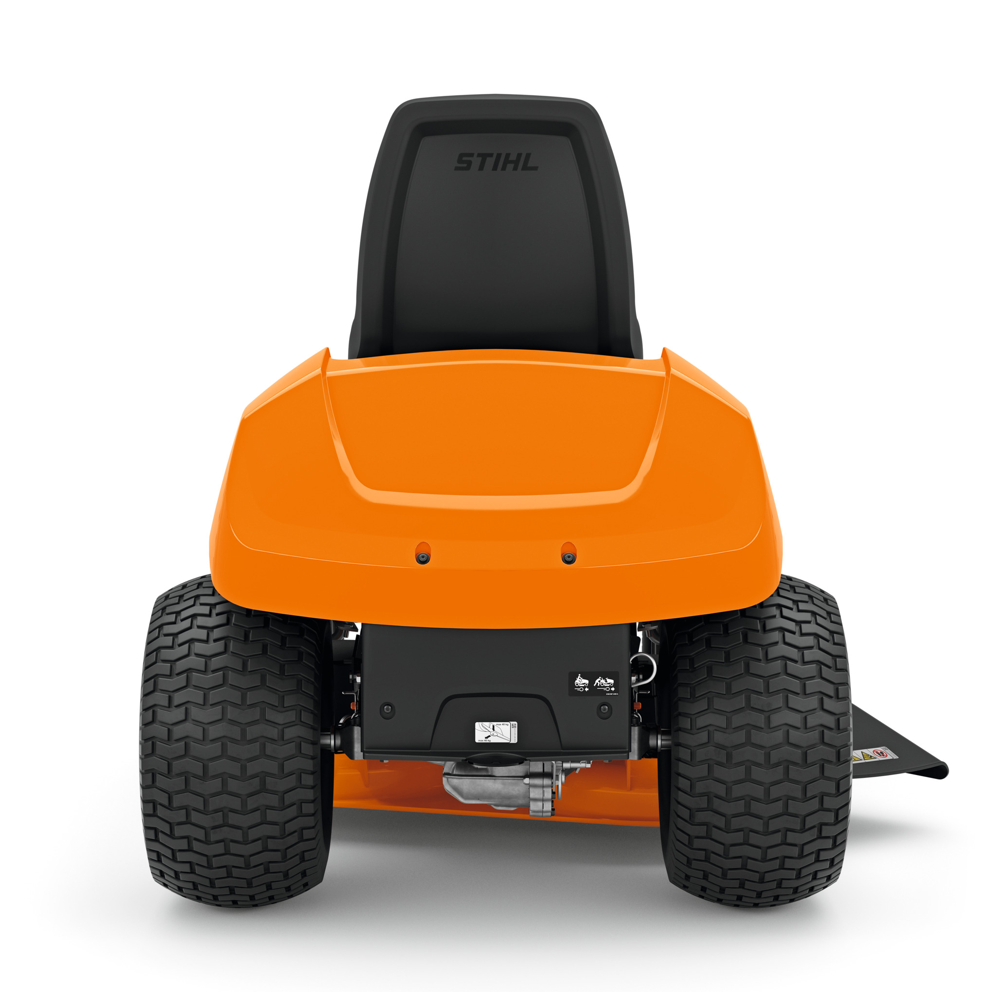Stihl RT 4112 SZ Aufsitzmäher von hinten mit Turf-Reifen und schwarzem Sitz auf weißem Hintergrund