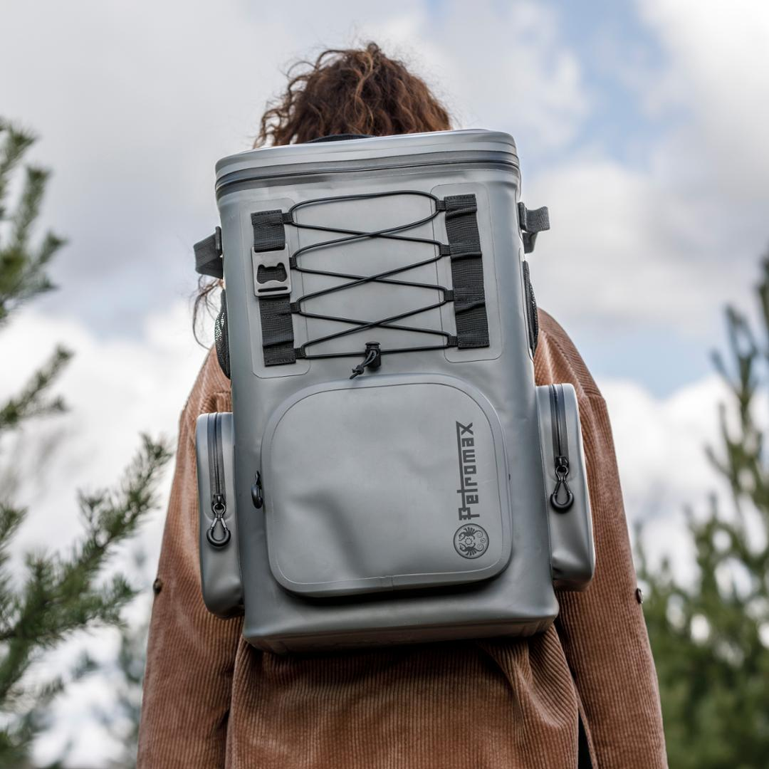 Person trägt sandfarbenen Petromax Kühlrucksack in der Natur