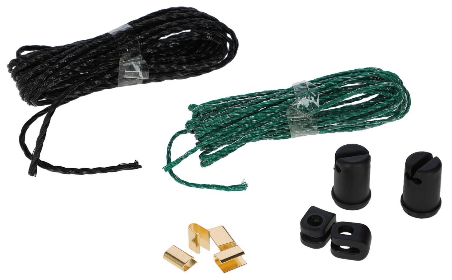 Geflügelnetz in Schwarz und Grün mit Befestigungszubehör auf weißem Hintergrund
