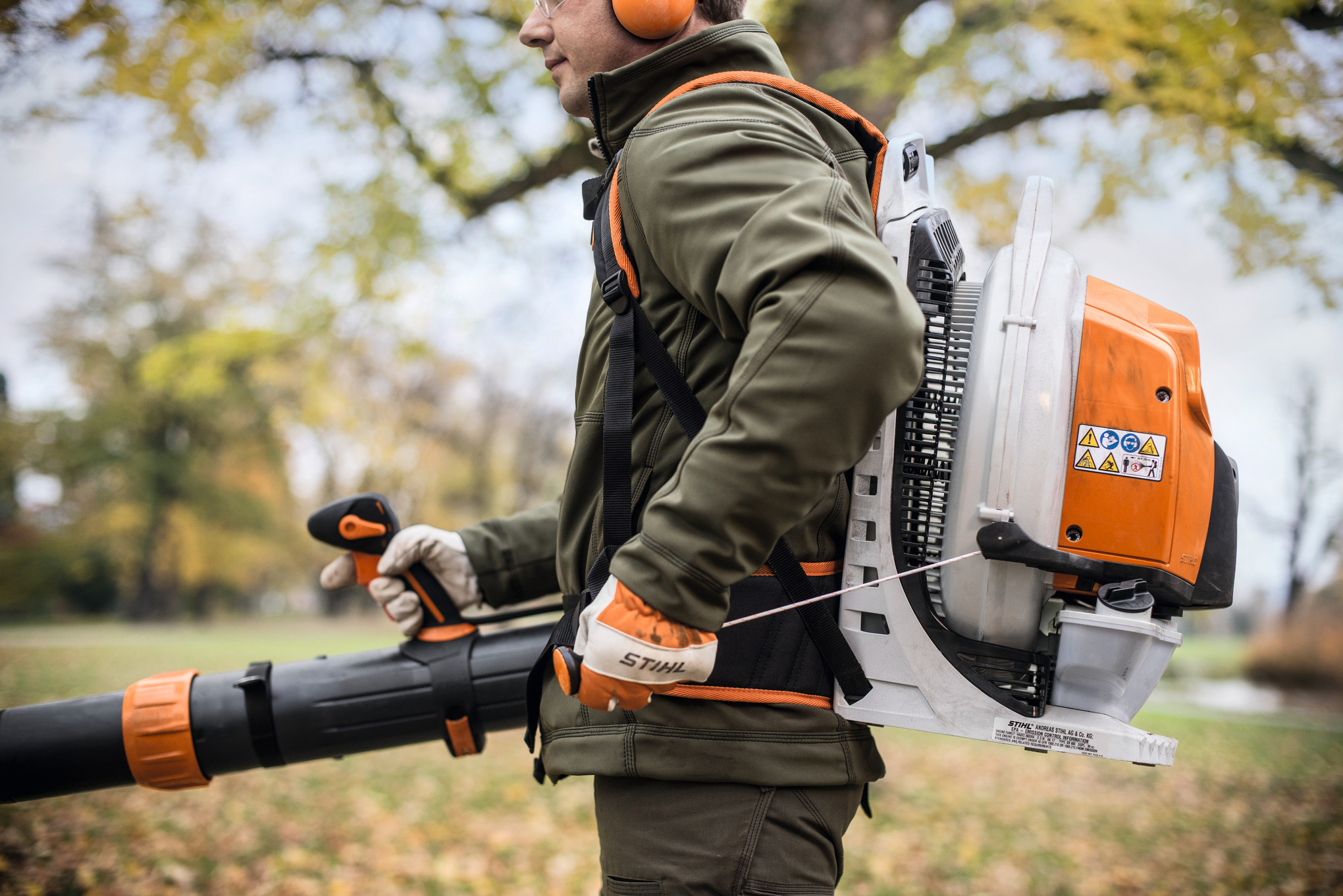 Professioneller Gärtner verwendet STIHL BR 800 C-E Laubbläser in einem Park