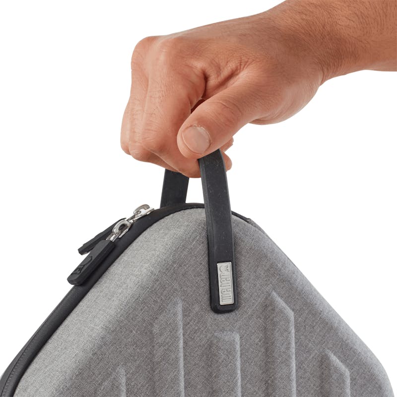 Hand hält Griff einer grauen Weber Connect Tasche mit Fokus auf Qualität und Design