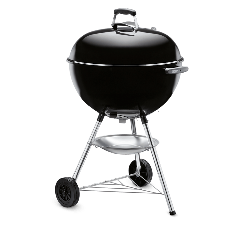 Schwarzer Bar-B-Kettle Grill mit porzellanemailliertem Deckel und Kessel auf grünem Hintergrund