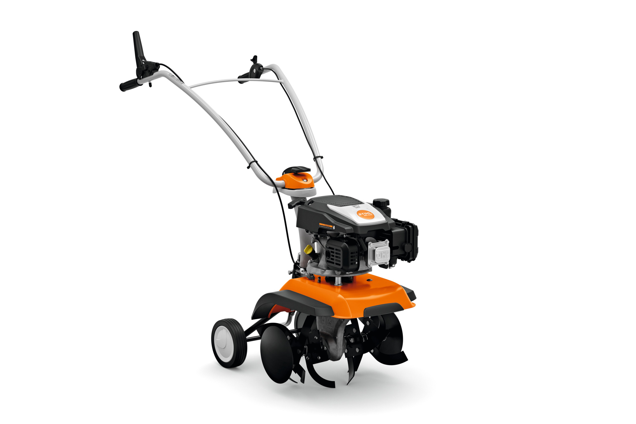 STIHL MH 445 Motorhacke auf weißem Hintergrund mit sichtbaren Hackmessern und ergonomischem Lenker