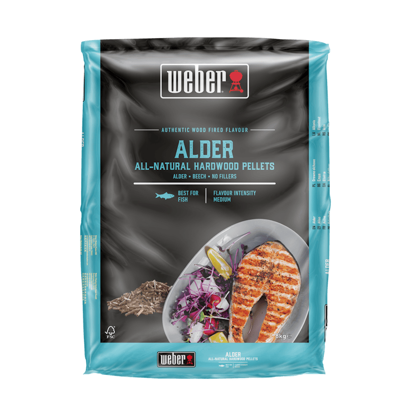 Weber SmokeFire Holzpellets Erle 8 kg Verpackung mit Fischgericht und Produktinformationen