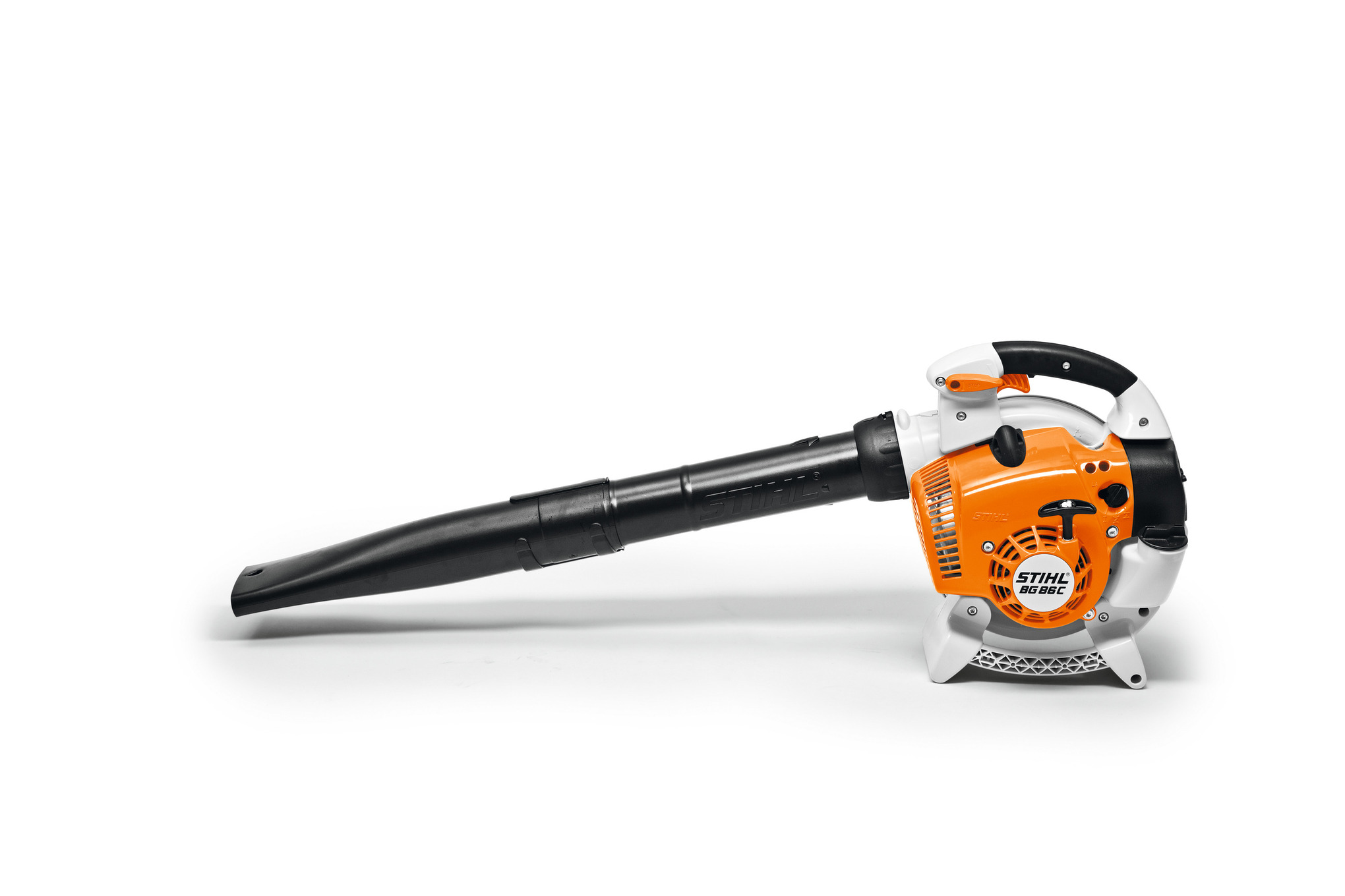 Stihl BG 86 Benzin-Laubbläser auf weißem Hintergrund