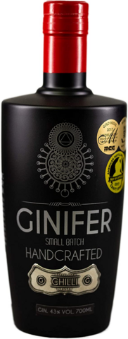 Schwarze Flasche Ginifer Chili Gin mit rotem Verschluss und dekorativen Elementen