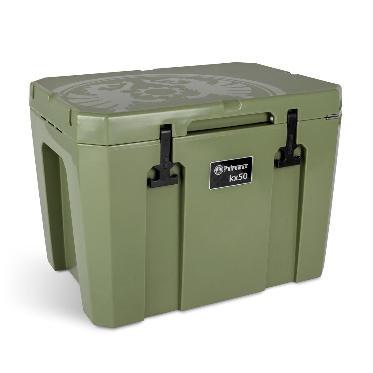 Olivgrüne Petromax Kühlbox kx50 mit robusten Verschlüssen und Logo auf dem Deckel