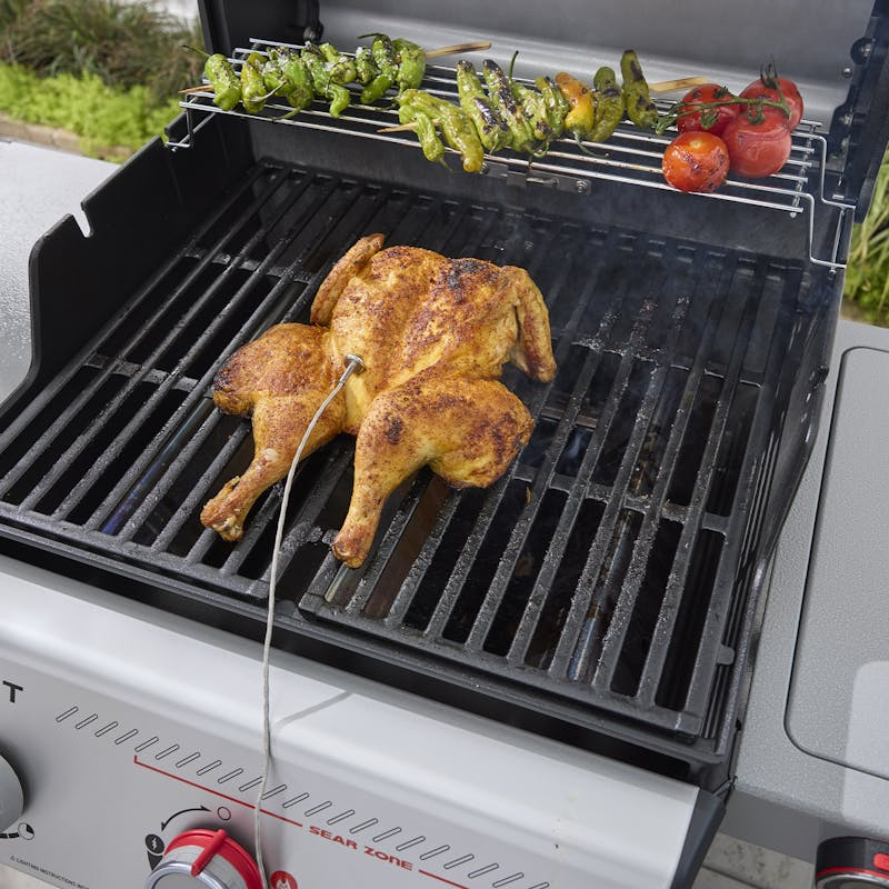 Weber SPIRIT EX-335 Gasgrill mit gegrilltem Hähnchen und Gemüse im Freien
