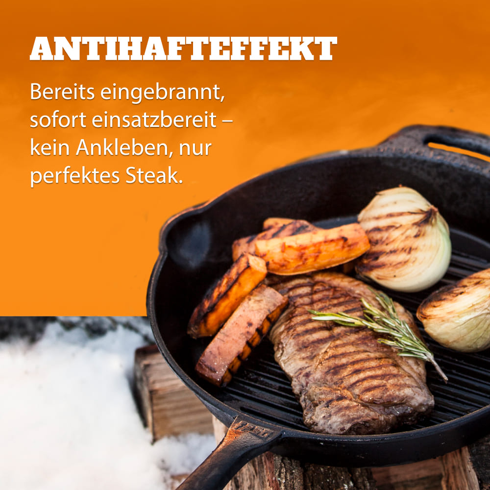 Gusseisenpfanne mit Steak und Gemüse im Freien auf Holzuntergrund