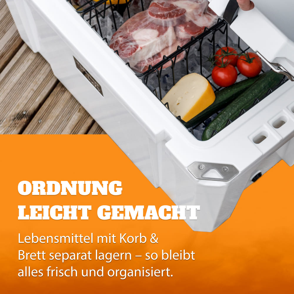 Weiße Petromax Kühlbox mit Lebensmitteln organisiert durch Trennbrett und Netz