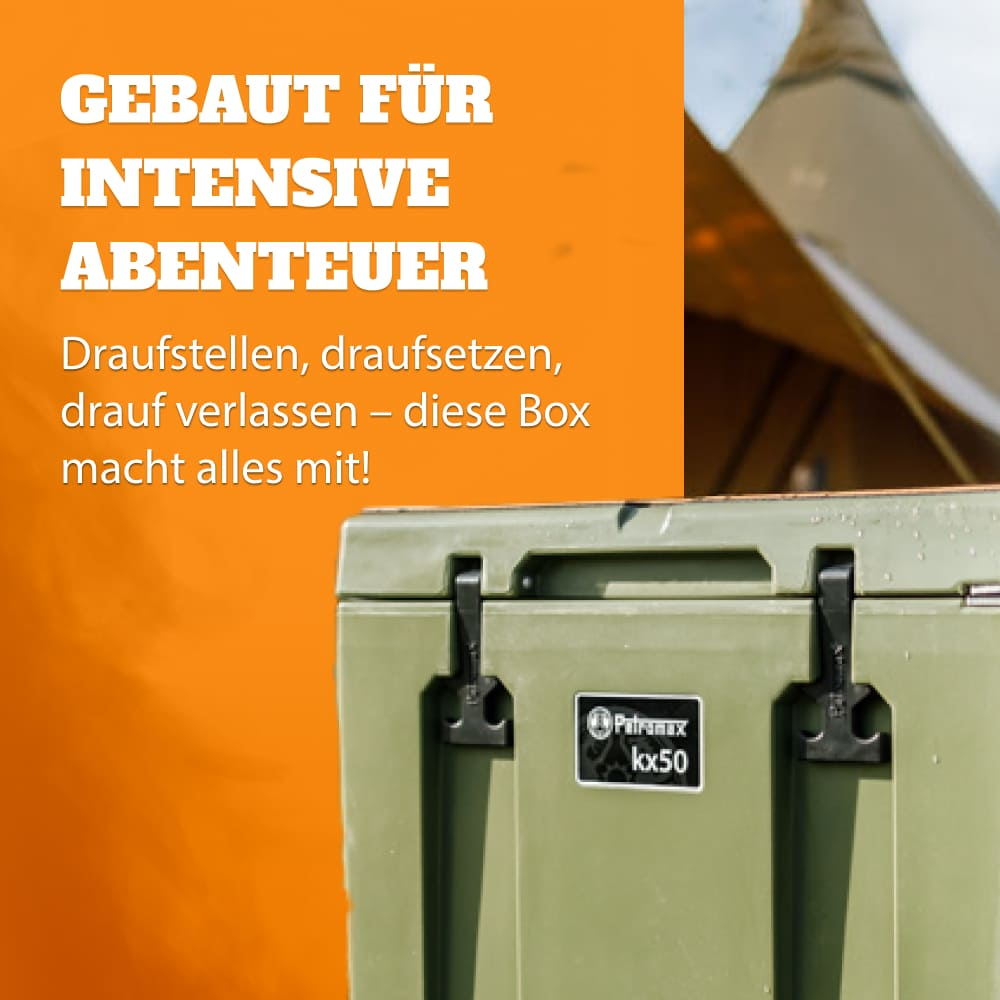 Olivgrüne Petromax Kühlbox KX50 vor Zelt für Outdoor-Abenteuer